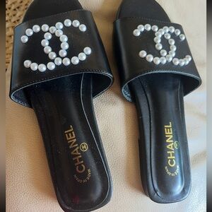 Women’s black Slides